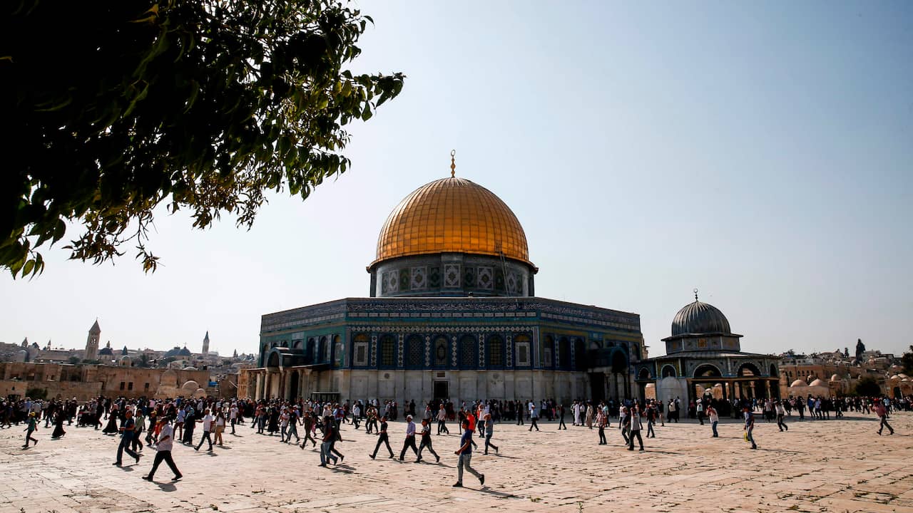 Your reactions to the Eid al-Fitr meeting in Al-Aqsa Mosque: What hypocrisy  shelf