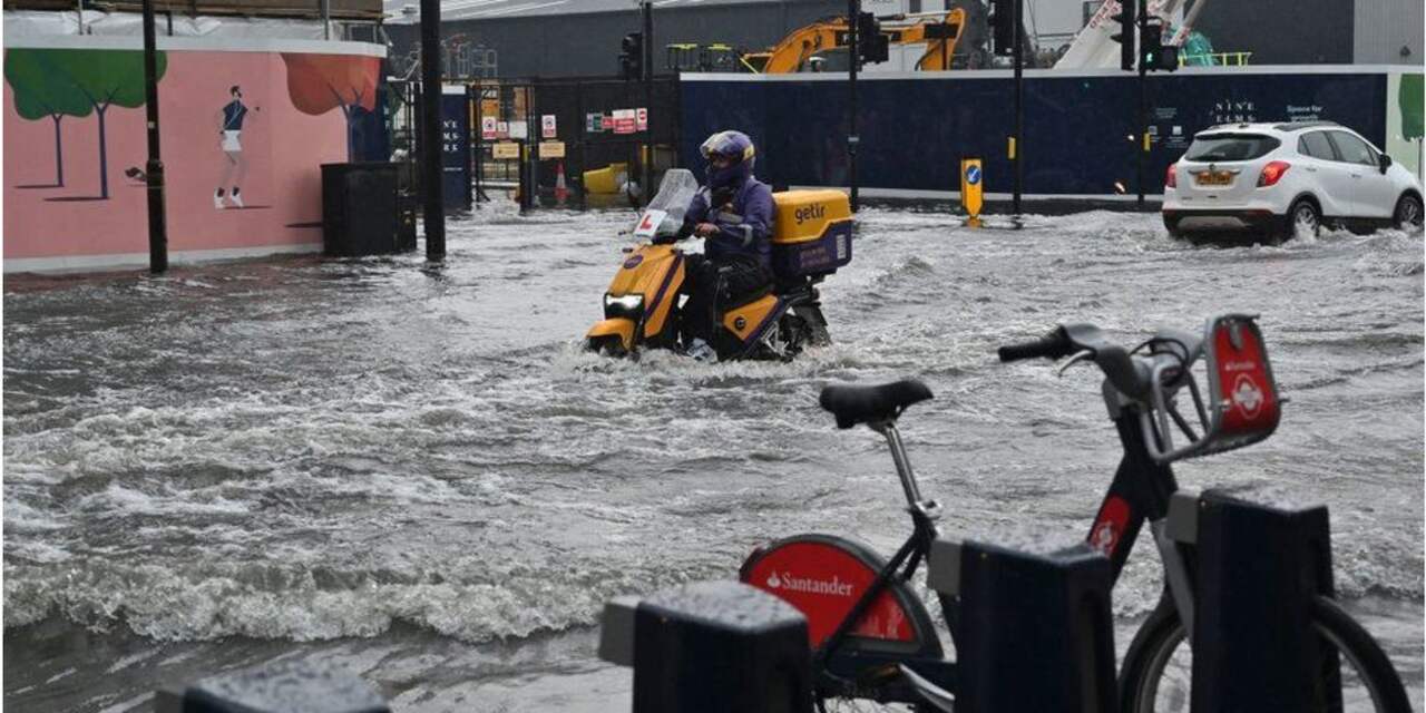 Wateroverlast in Londen door noodweer: straten en metrostations ondergelopen