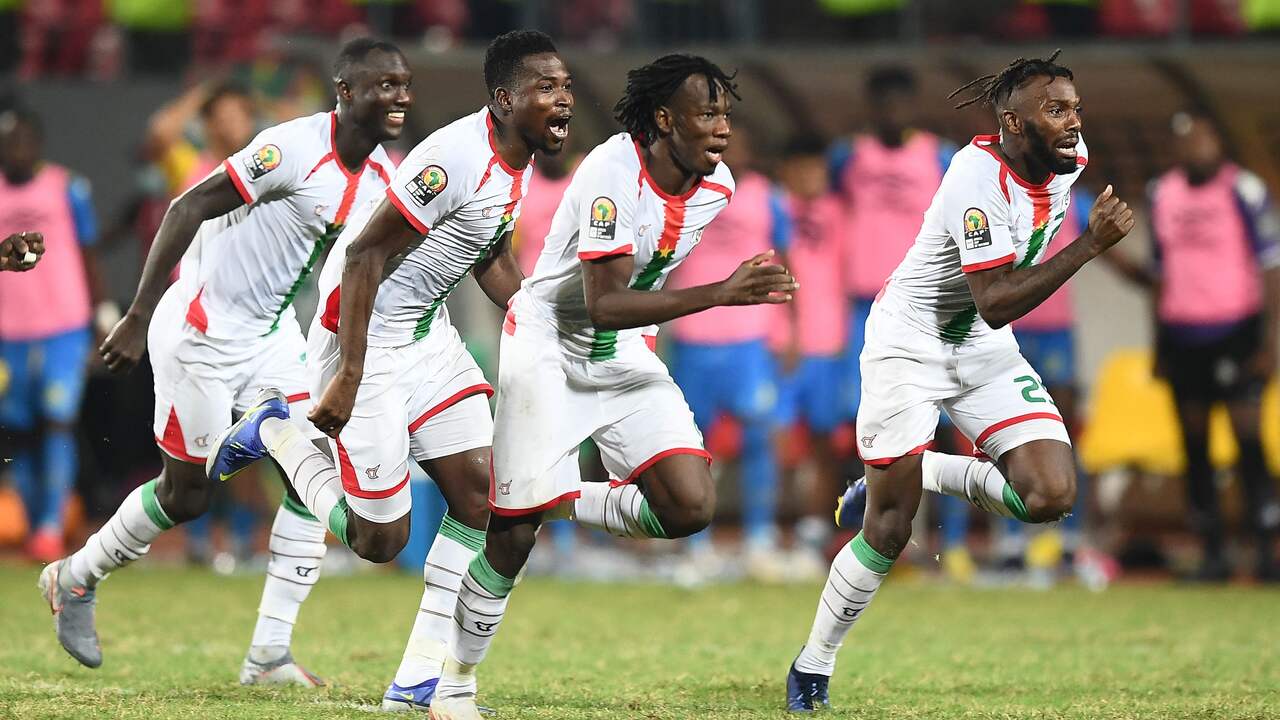 De spelers van Burkina Faso zijn door het dolle heen na de winnende strafschop tegen Gabon.