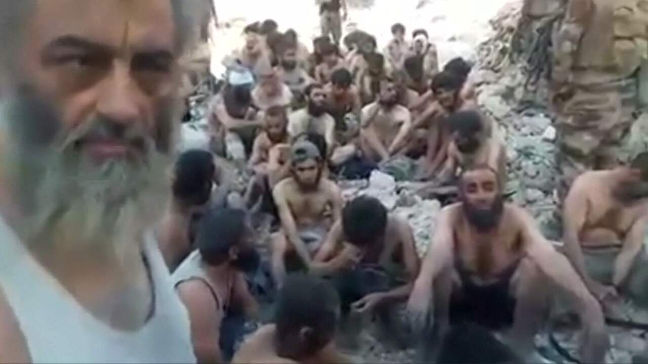 Beeld uit video: Iraakse leger geeft beelden vrij van capitulerende IS-strijders