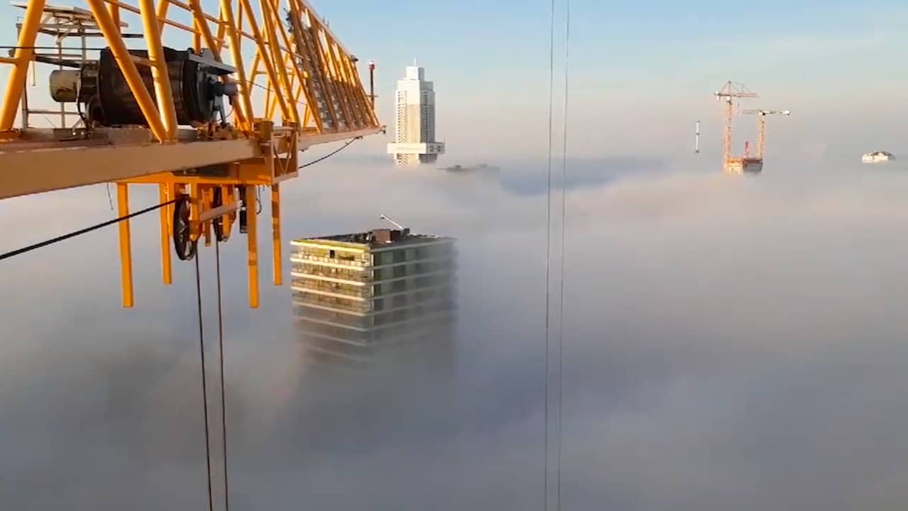 Beeld uit video: Dikke mist bedekt skyline van Rotterdam
