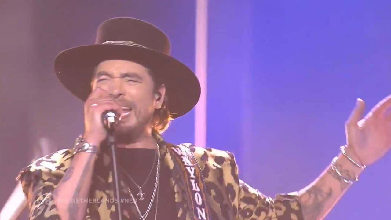 Beeld uit video: Waylon zingt Outlaw in 'em op Songfestival in Lissabon
