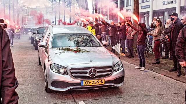 Onder anderen oud-doelman Hans van Breukelen en voormalig PSV-manager Kees Ploegsma hielden tijdens de afscheidsdienst een speech.