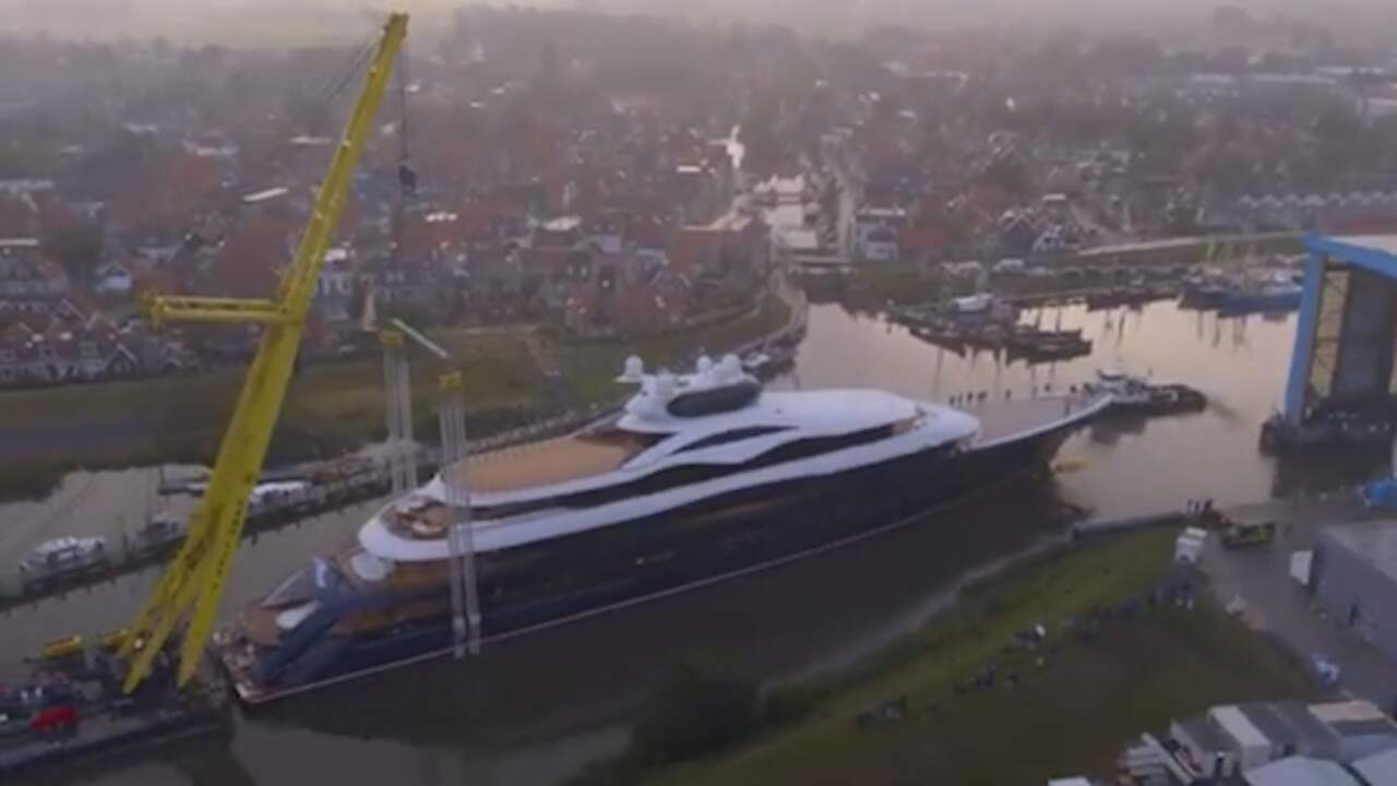 Beeld uit video: Dronebeelden tonen 118 meter lang jachtschip in Friesland