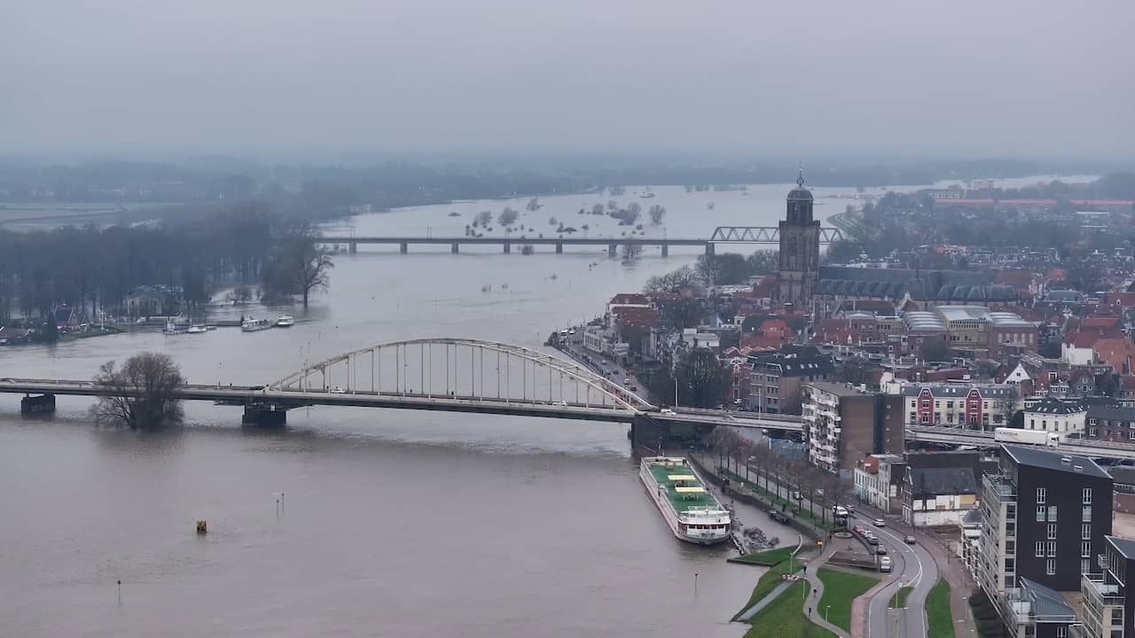 Beeld uit video: Drone filmt hoogwater dat kritieke grens nadert bij Deventer