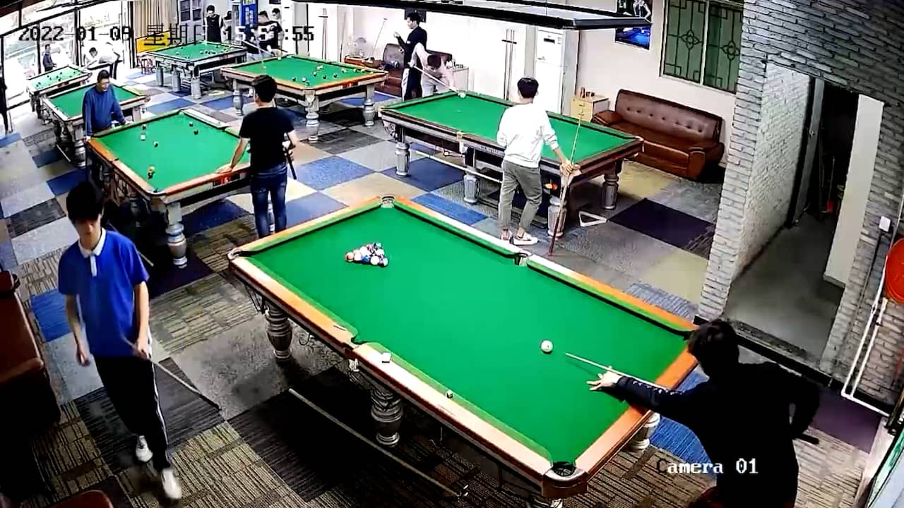 Beeld uit video: Chinese pooler pot per ongeluk twee ballen op andere tafel