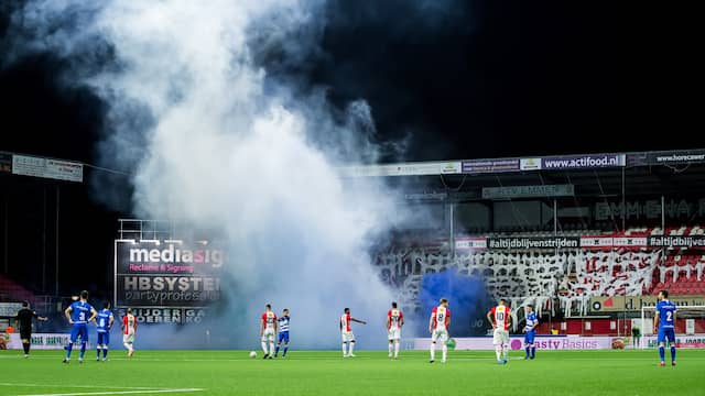 Na de 1-0 lag de wedstrijd even stil vanwege een rookbom.