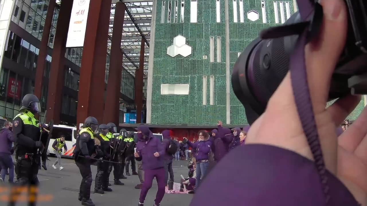 Beeld uit video: Fotograaf deelt bodycambeelden van rellen in Eindhoven