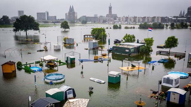 Camping De Hatenboer bij Roermond staat volledig onder water.