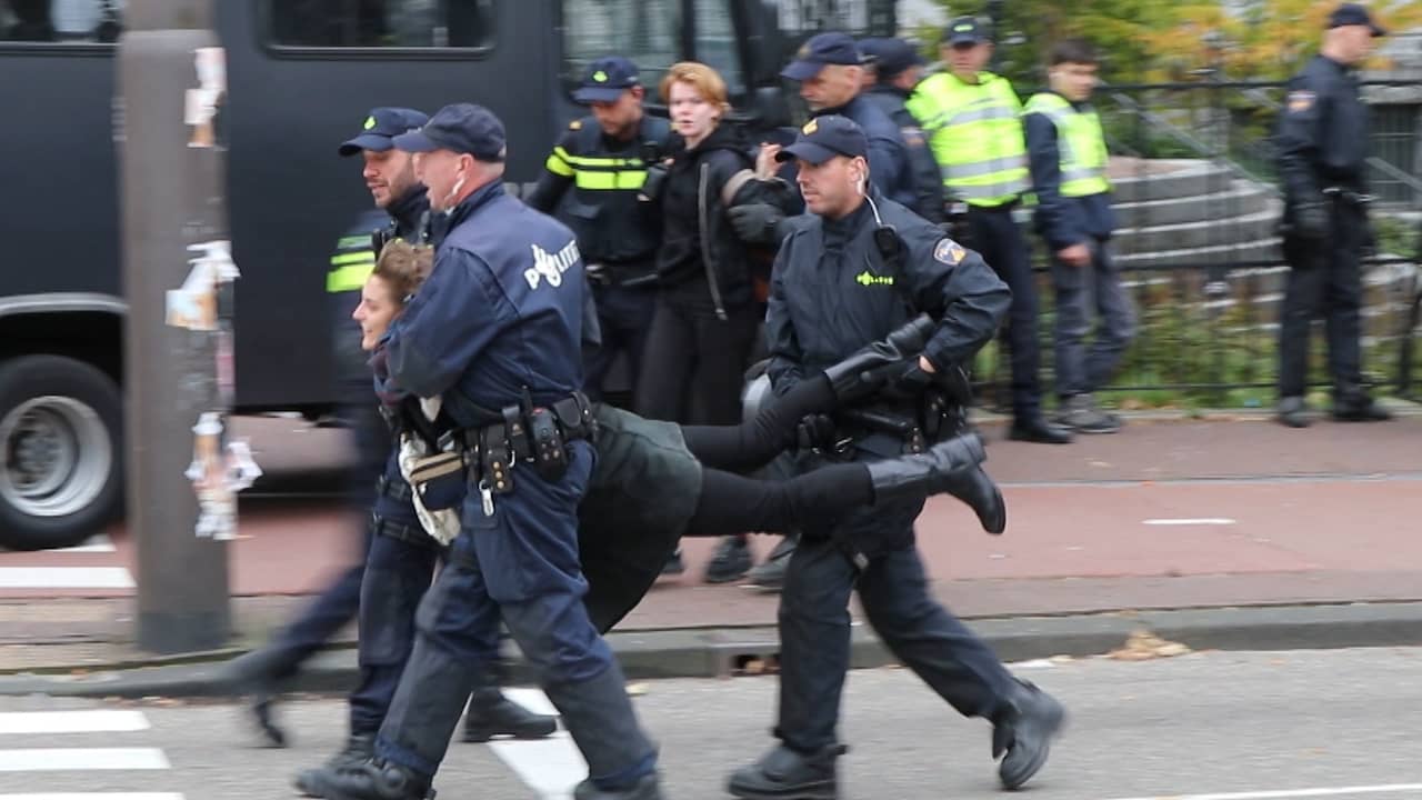 Politie haalt klimaatblokkade uit elkaar op Stadhouderskade