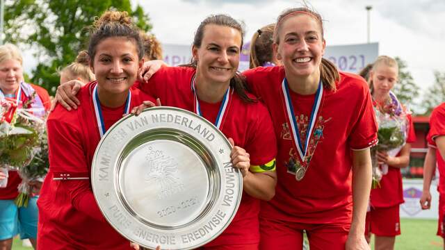 Renate Jansen (midden) was de beste speelster van het afgelopen Eredivisie-seizoen.