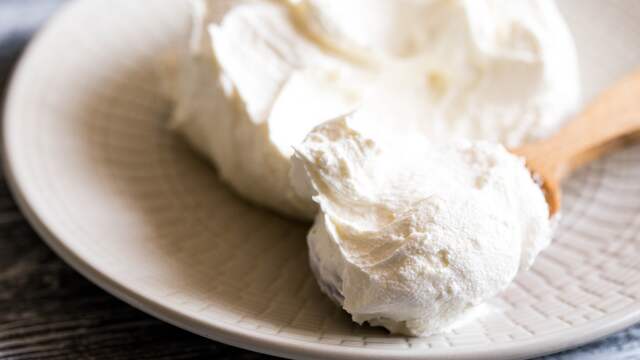 Mascarpone zorgt voor een romige dressing met een neutrale smaak.