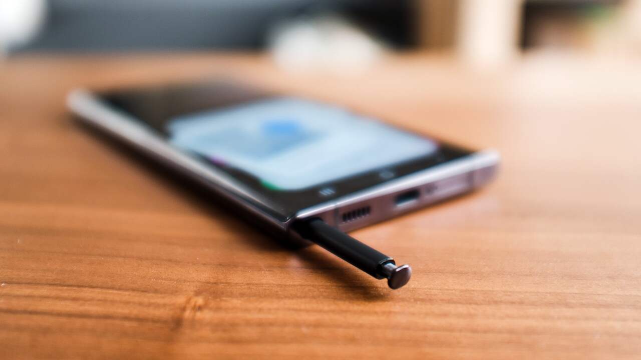 De S Pen wordt onder in het toestel bewaard.