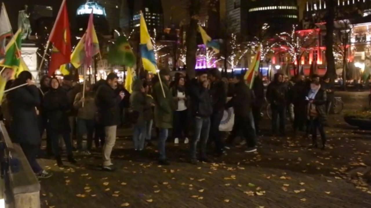 Beeld uit video: Koerden houden nachtelijke demonstratie in Den Haag