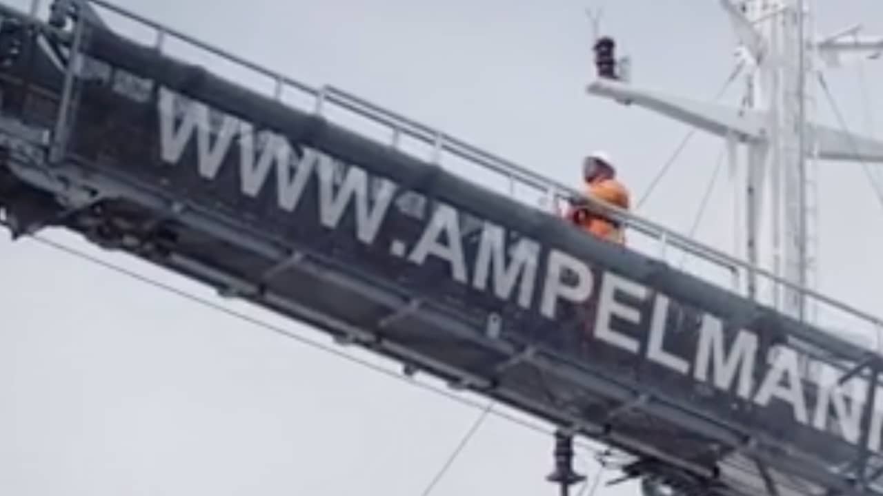 Beeld uit video: Nederlandse ondernemer verslaat wilde zee met stabiele brug