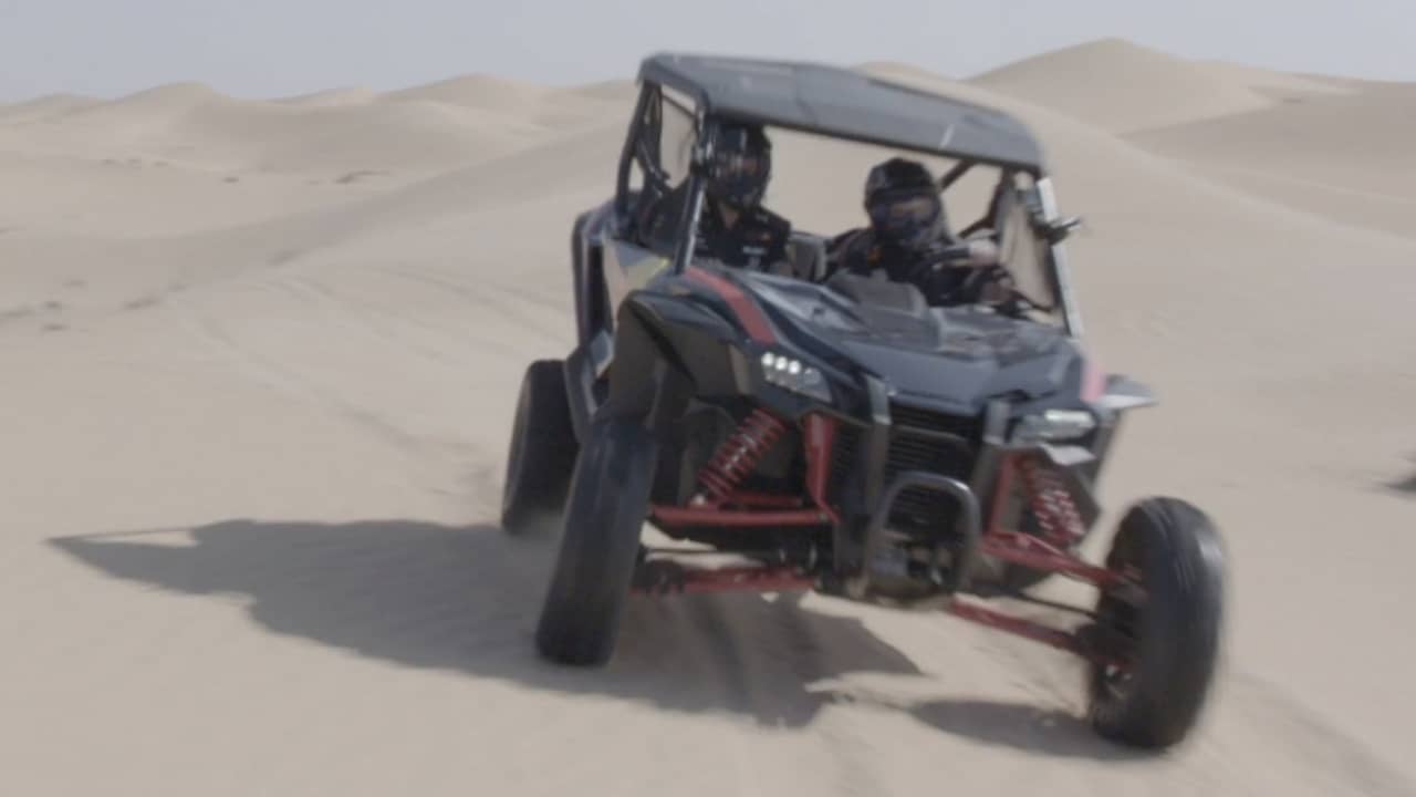 Beeld uit video: Verstappen stunt met dunebuggy in woestijn van Abu Dhabi
