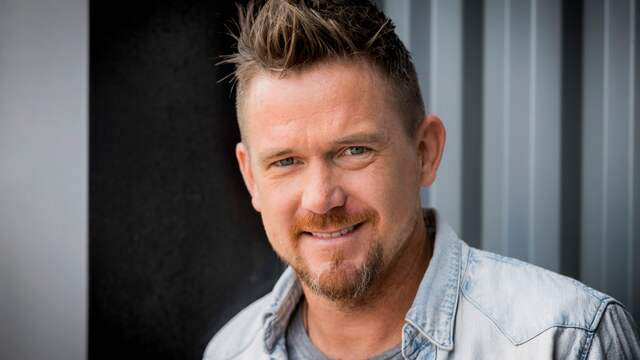 Show Update: Johnny de Mol gespot met nieuwe vriendin