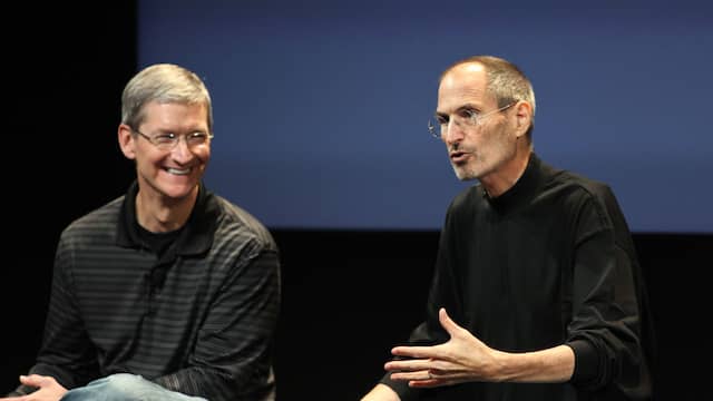 Tim Cook en Steve Jobs tijdens een presentatie in 2010.