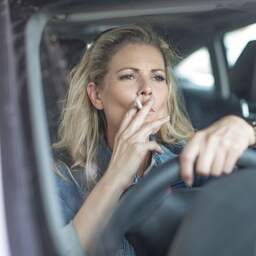 Rokers hoesten veel meer accijns op, automobilisten veel minder