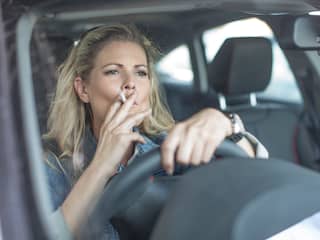Rokers hoesten veel meer accijns op, automobilisten veel minder