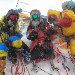 Bergbeklimmer zonder onderbenen bereikt top Mount Everest