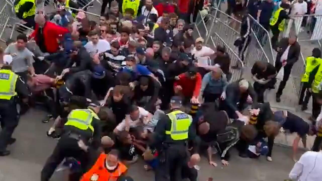 Beeld uit video: Britse fans misdragen zich rondom Wembley stadion tijdens EK-finale