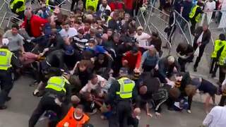 Britse fans misdragen zich rondom Wembley stadion tijdens EK-finale