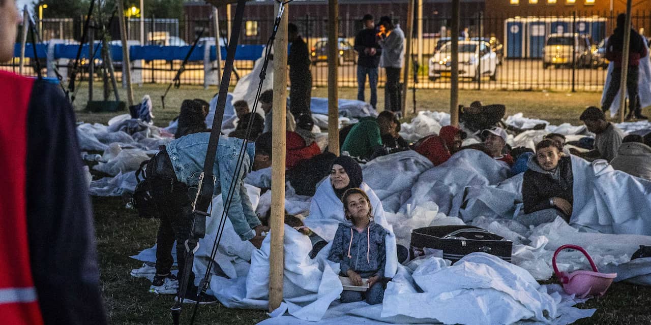 Recordaantal asielzoekers sliep afgelopen nacht buiten in Ter Apel