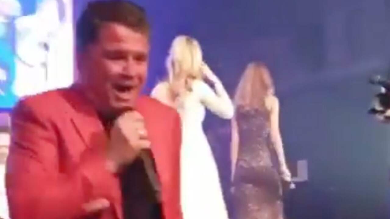 Wolter Kroes valt van trap tijdens optreden in Veghel