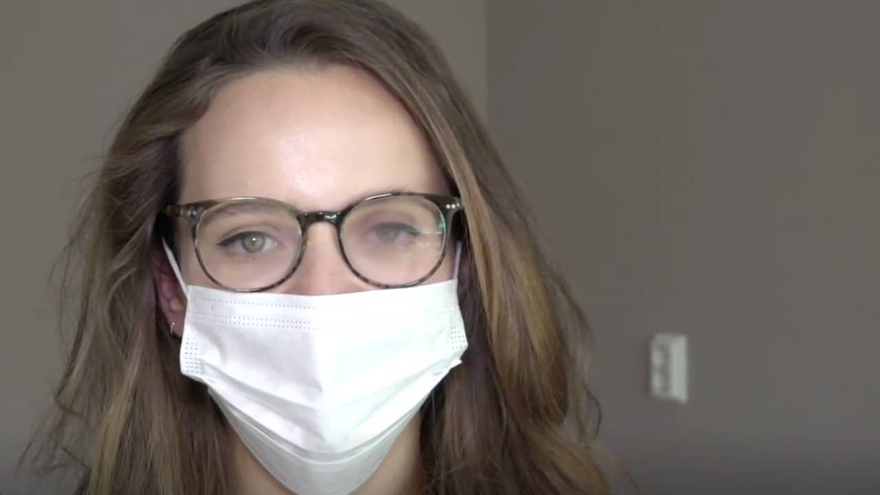 Beeld uit video: Zo voorkom je dat je bril beslaat als je een mondkapje ophebt