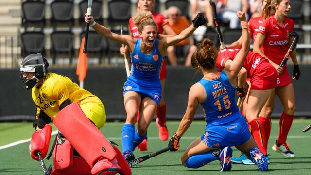 Oranje viert de openingstreffer van Frédérique Matla.