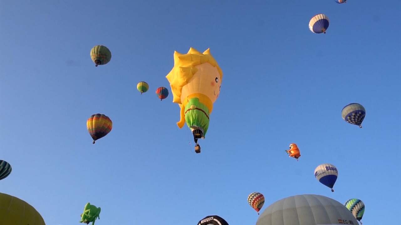 Beeld uit video: Honderden luchtballonnen zorgen voor kleurrijke hemel in Mexico