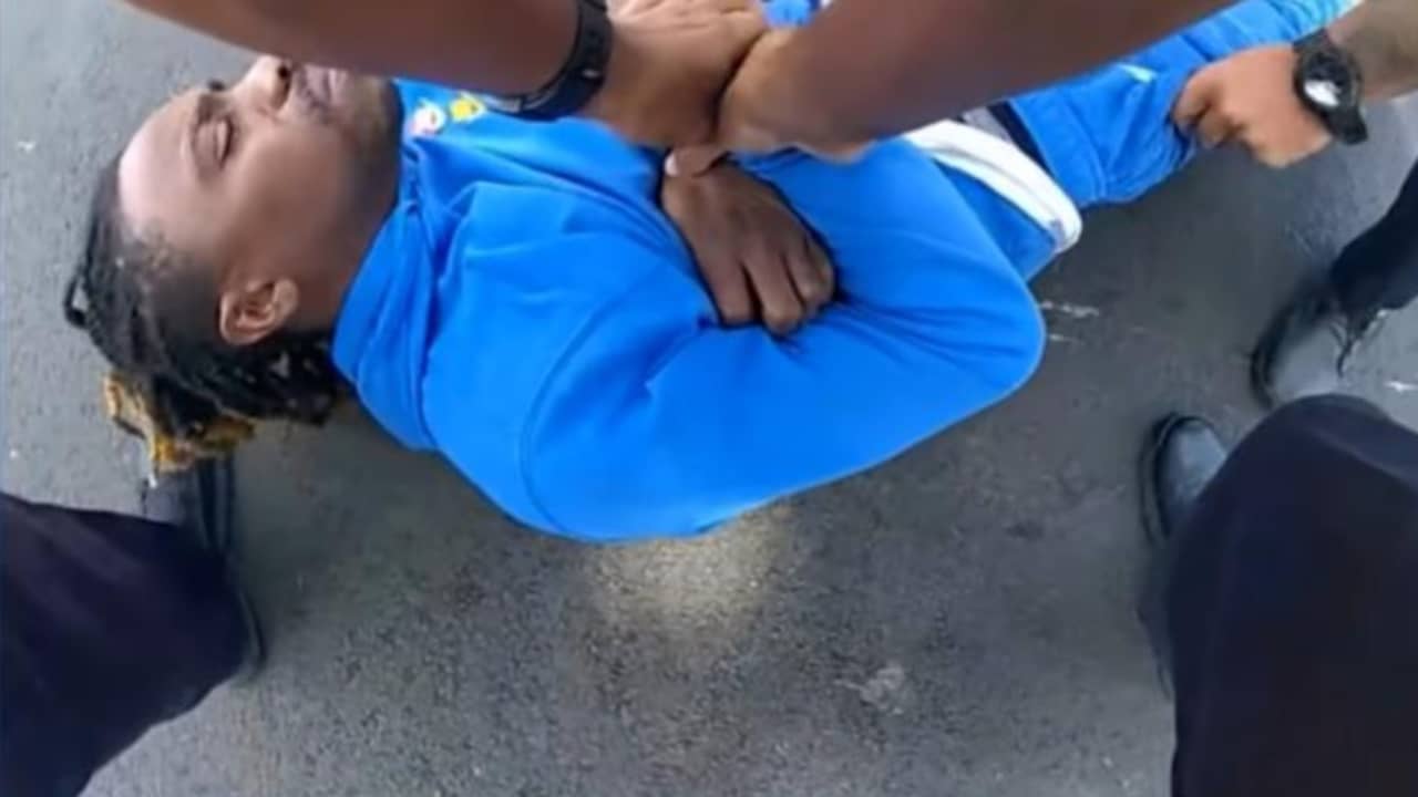 Beeld uit video: Amerikaanse agenten sleuren verlamde man uit zijn auto