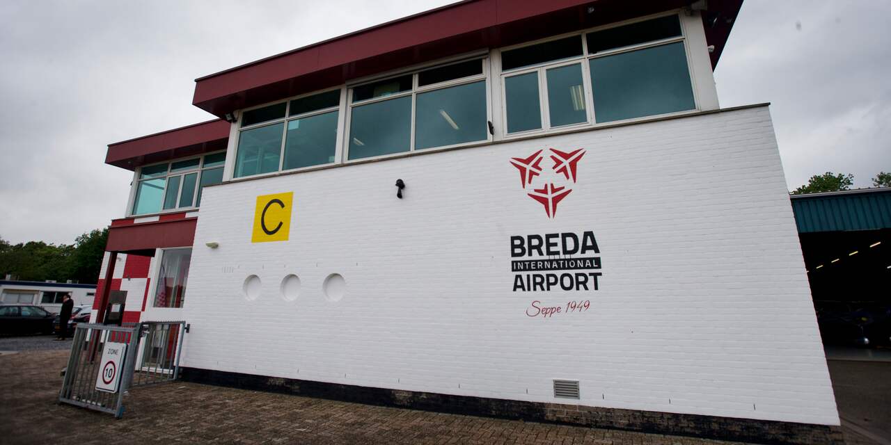 Vliegtuig met twee inzittenden belandt naast de baan op Breda Airport