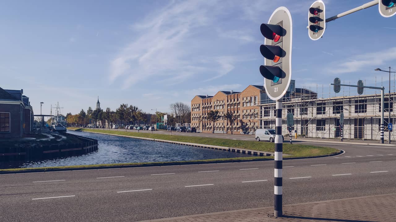 buitenspiegel als Mysterieus Waarom springt ons stoplicht in één keer van rood naar groen? | Onderweg |  NU.nl