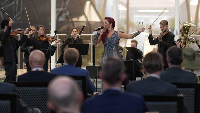 Hind trad samen met het Rotterdams Philharmonisch Orkest op tijdens het werkbezoek van het koningspaar.