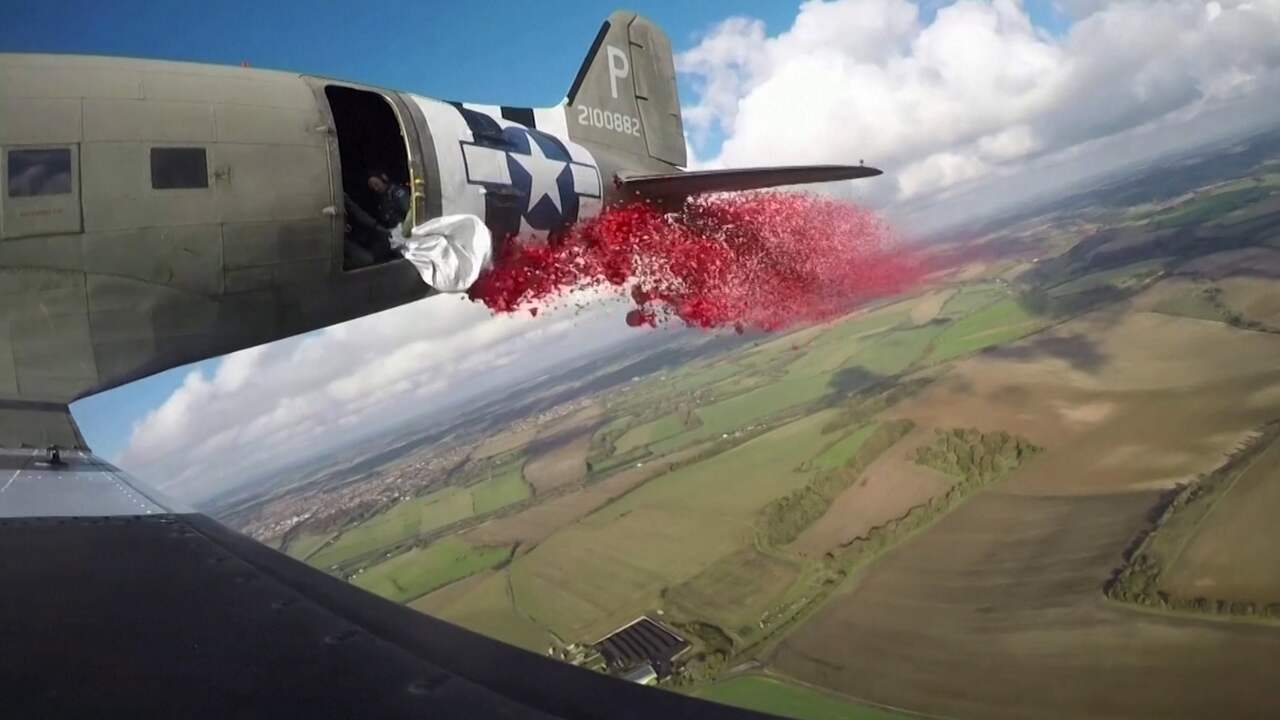 Beeld uit video: Britten gooien duizenden poppy's uit WO II-vliegtuig