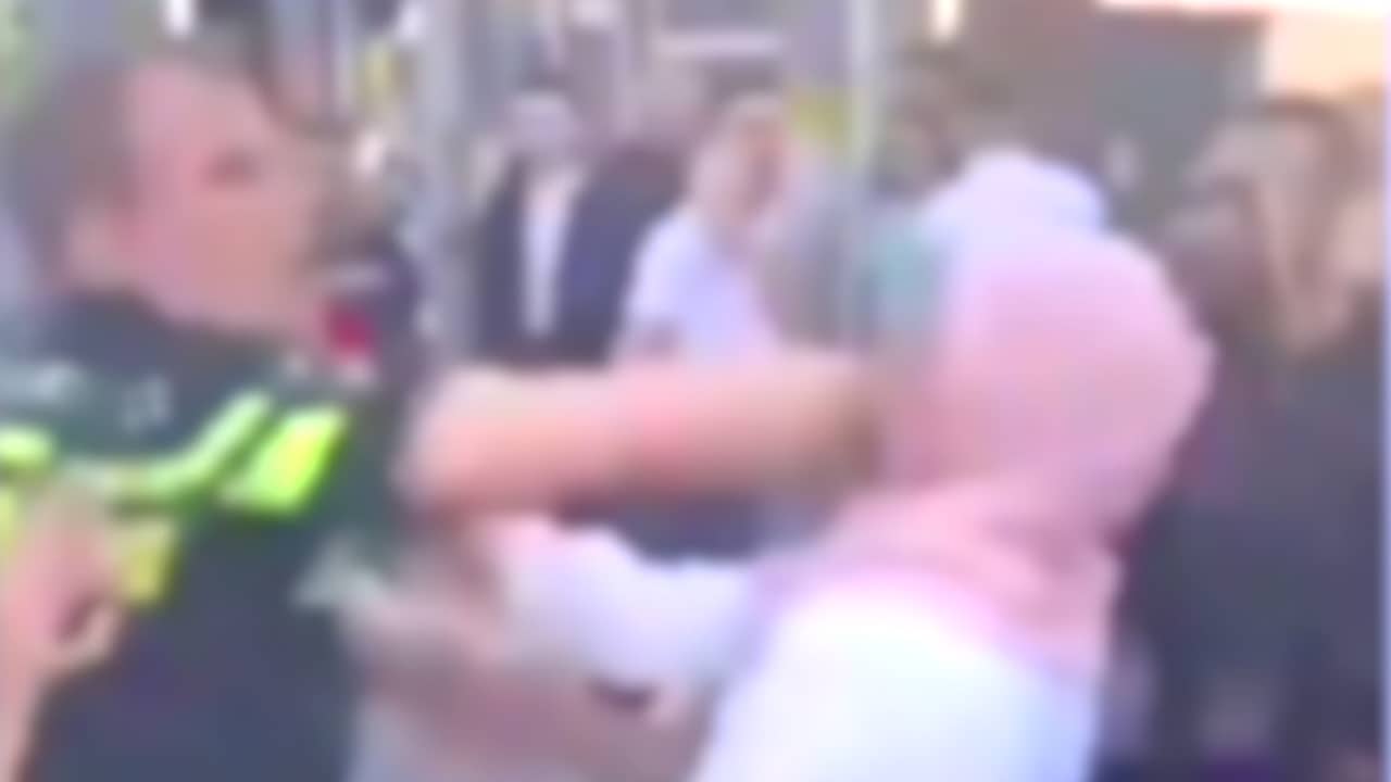 Beeld uit video: Politie treedt hard op tegen menigte bij aanhouding Utrecht