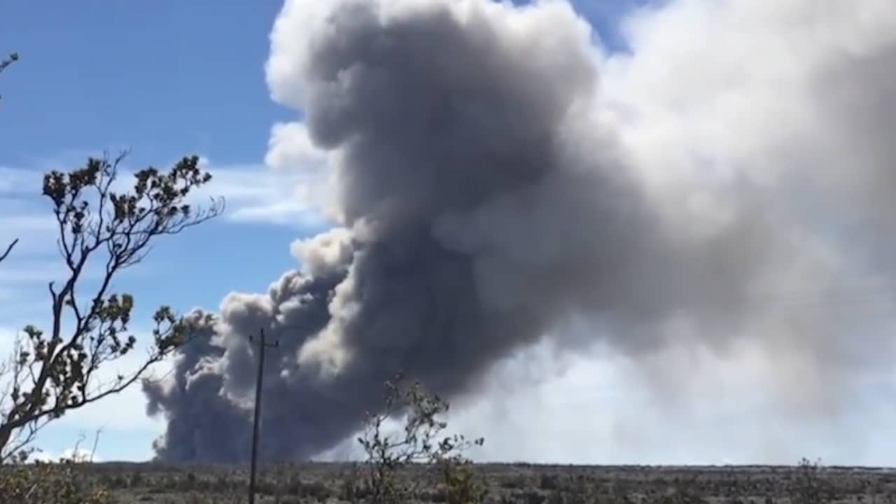 Beeld uit video: Stenen vliegen door de lucht bij uitbarsting vulkaan Hawaï