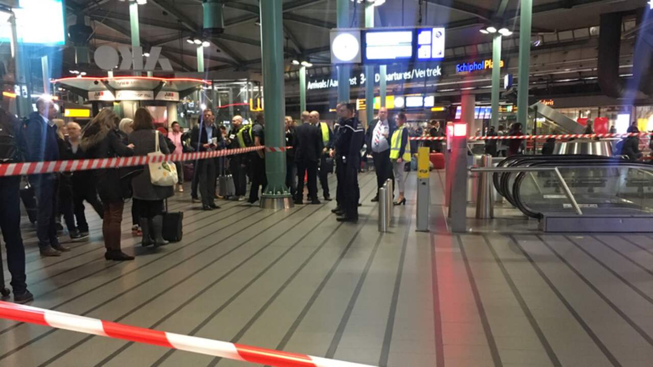 Beeld uit video: Reizigers wachten op Schiphol na brand in trein