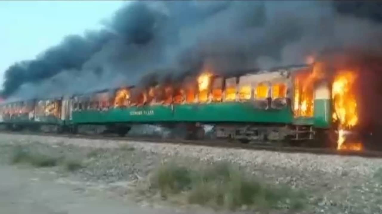 Αποτέλεσμα εικόνας για train pakistan fire