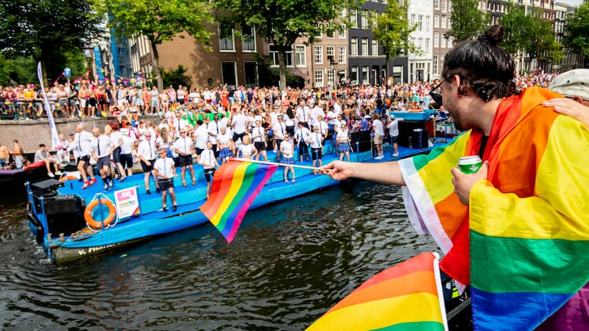 Vijf grote politieke partijen samen op boot tijdens Pride Amsterdam