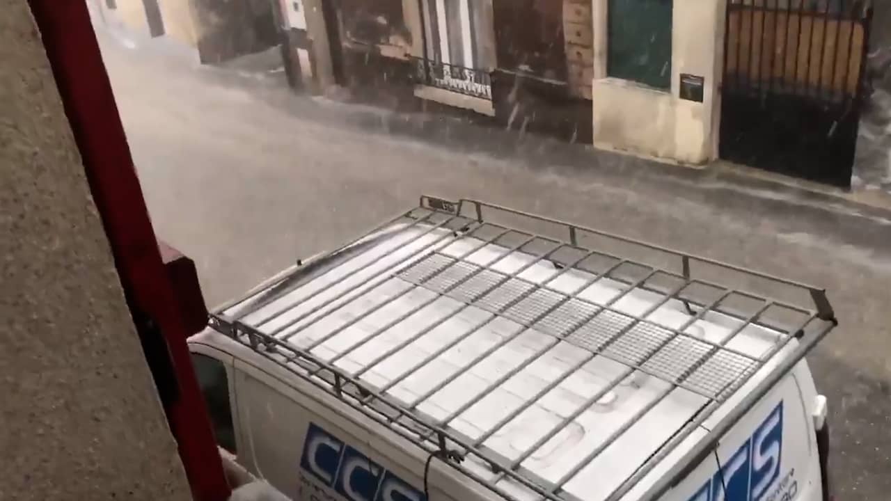 Beeld uit video: Beelden tonen zwaar onweer in Noord-Frankrijk