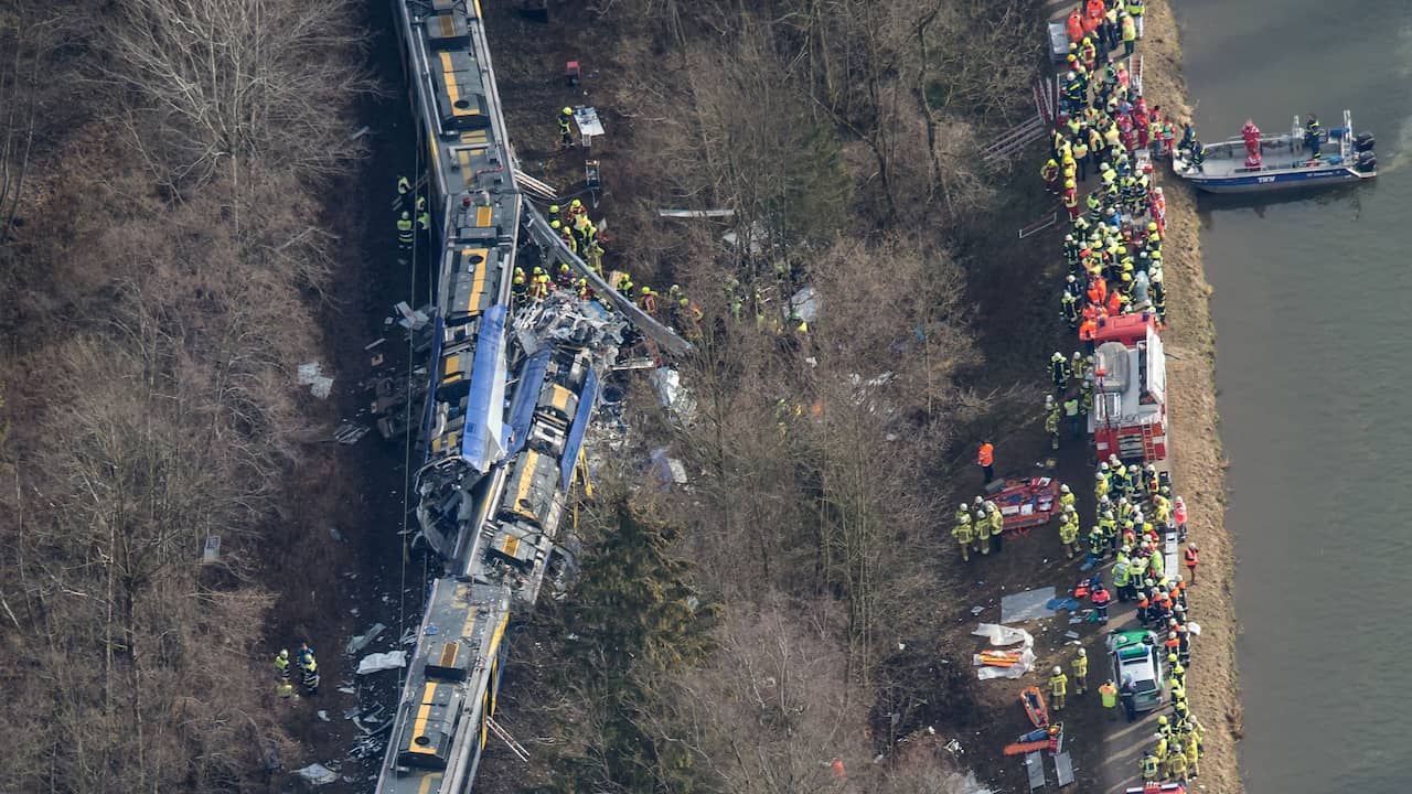 Acht doden en veel gewonden bij treinbotsing Duitsland