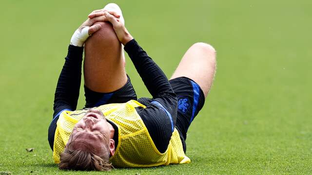 Luuk de Jong grijpt naar zijn knie.