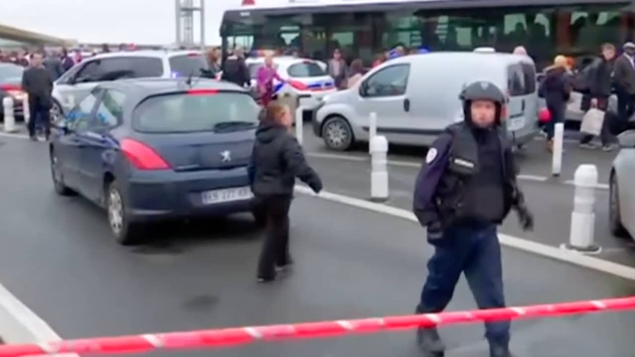 Beeld uit video: Ooggetuige schietpartij Orly: 'Na schoten ontstond paniek'