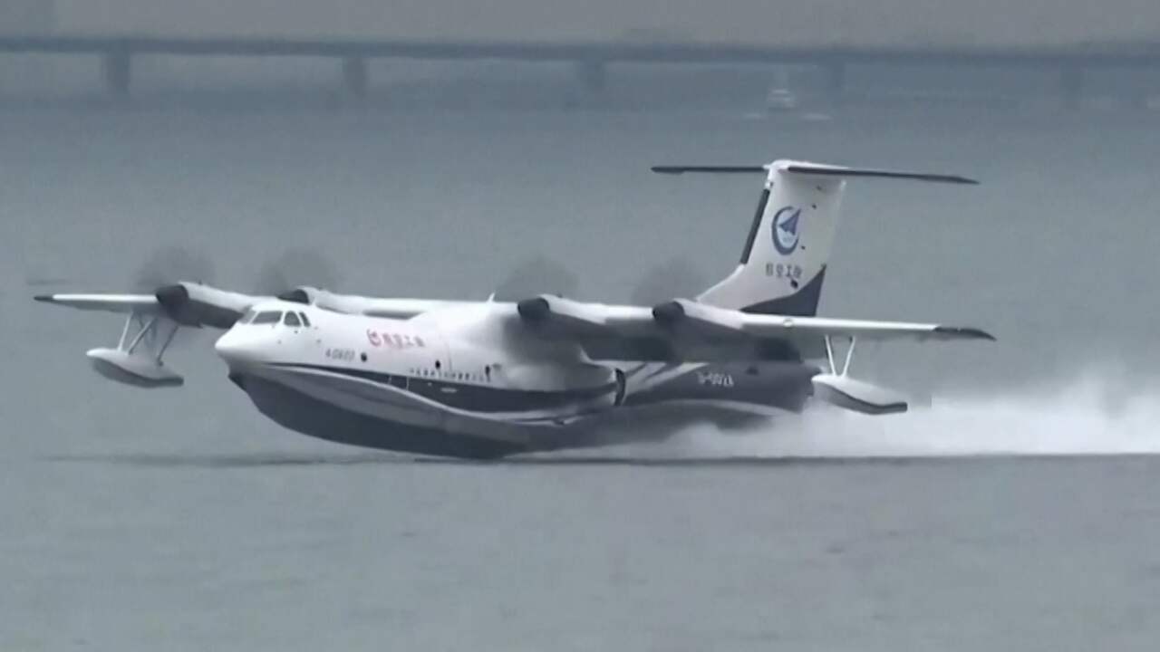 Beeld uit video: Grootste amfibievliegtuig ter wereld maakt testvlucht boven zee in China