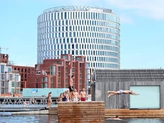 Midden in Kopenhagen wordt volop in de haven gezwommen