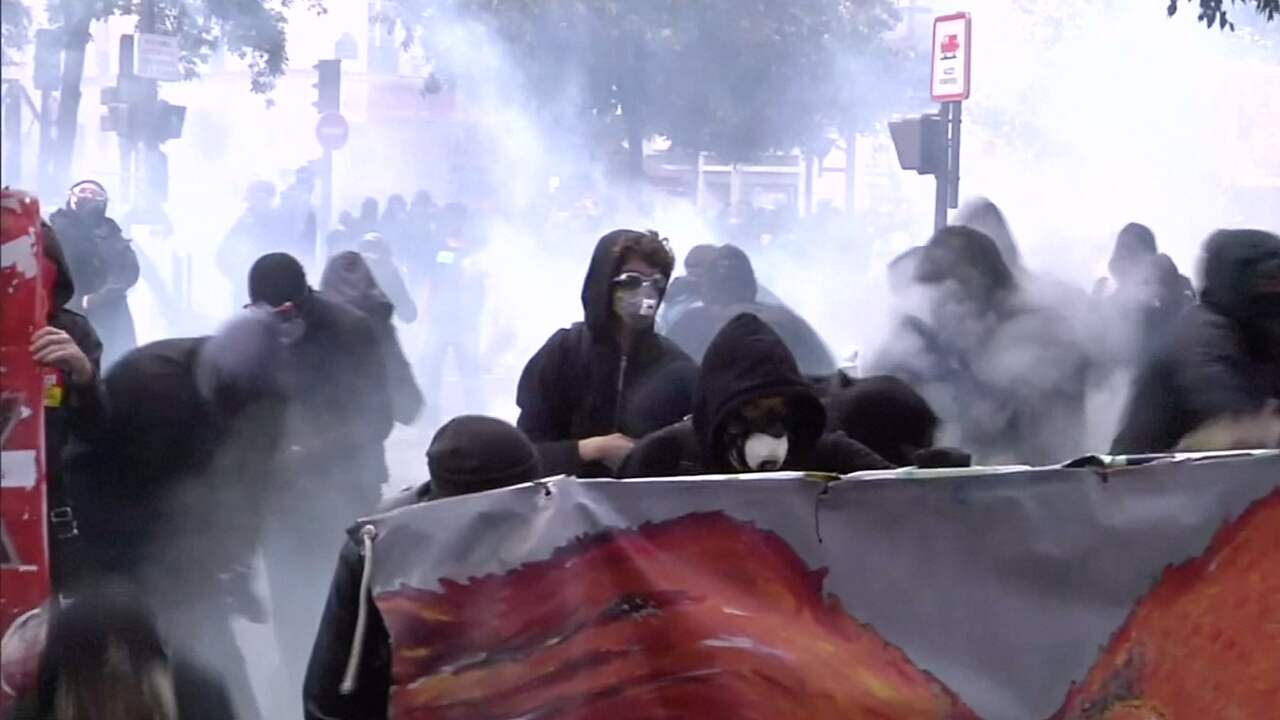 Beeld uit video: Politie gebruikt traangas bij demonstratie tegen arbeidshervormingen in Parijs