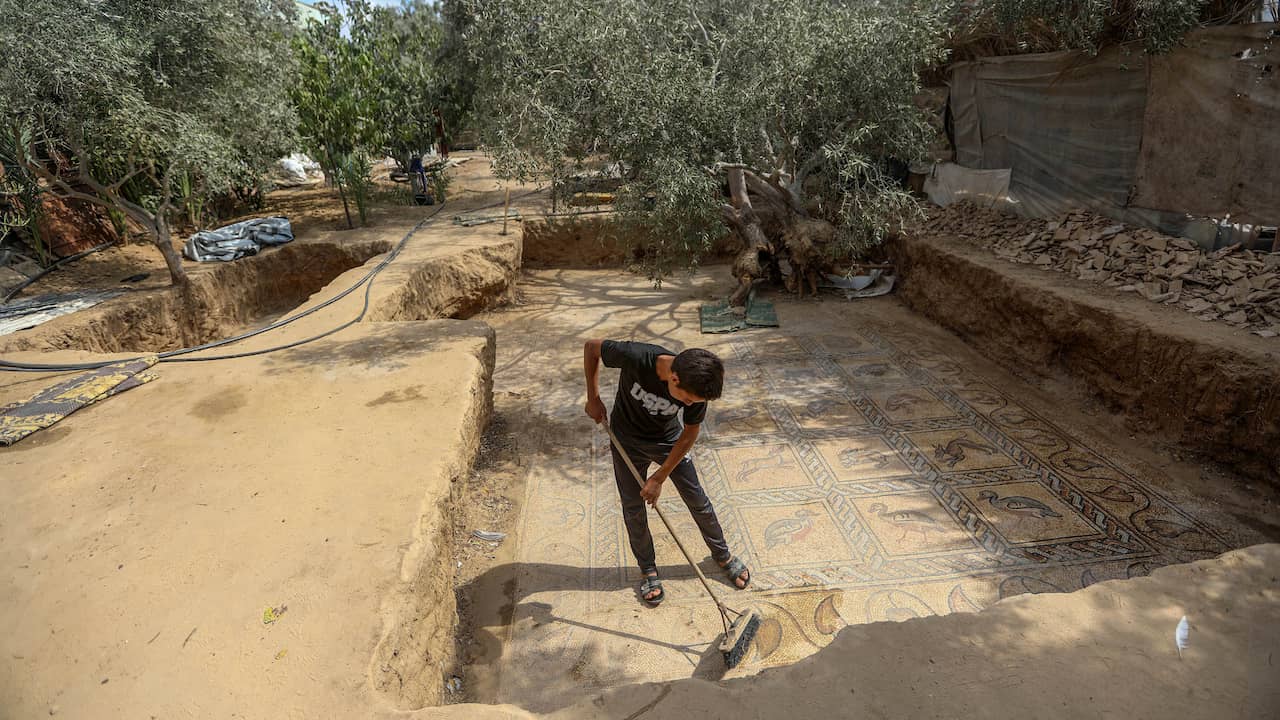 De zoon van boer Salman Al Nabahin maakt de mozaïeken vloer schoon
